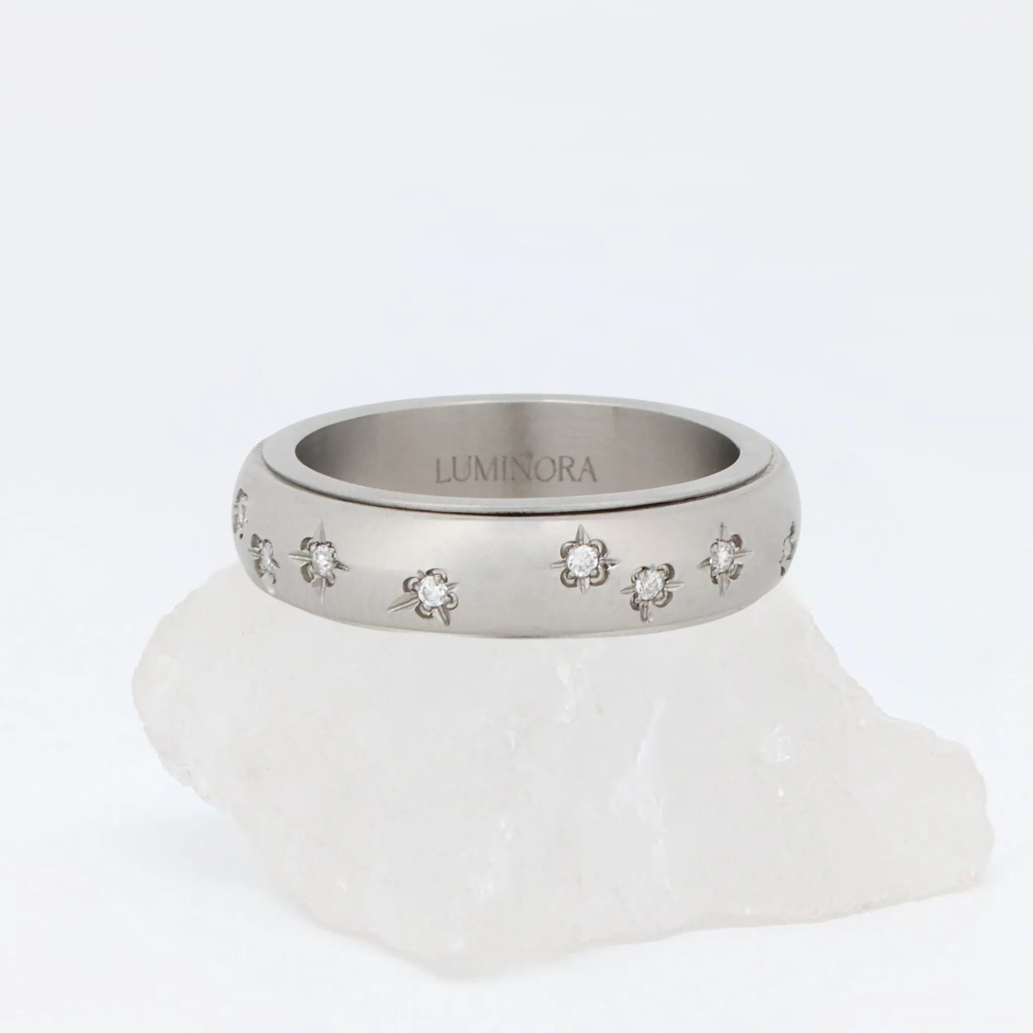 Allura Ring van edelstaal met bloemgravure en kleine steentjes – Luminora