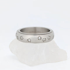 Allura Ring van edelstaal met bloemgravure en kleine steentjes – Luminora