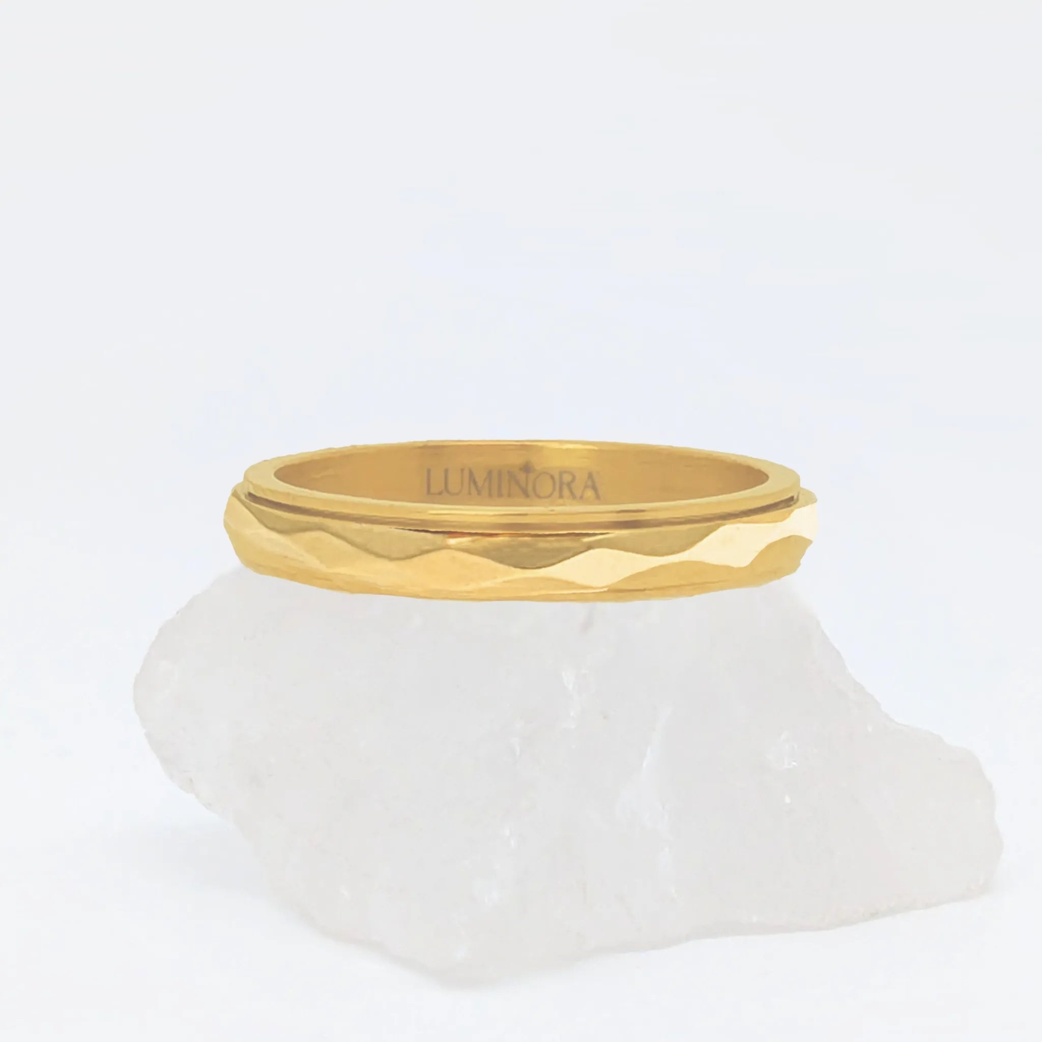Gouden Amara anxiety ring met zachte golvende afwerking – elegant en rustgevend – Luminora