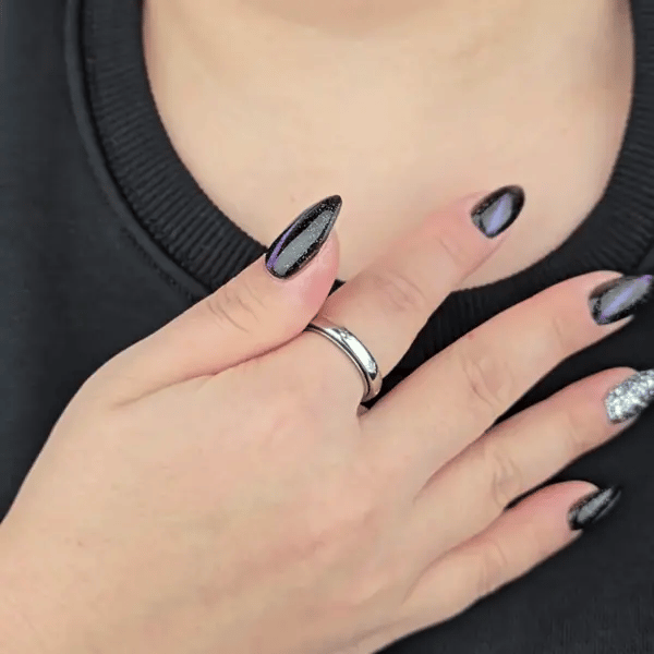 Animatie van draaiende Adora fidget ring in zilver met steraccenten van RVS – Luminora