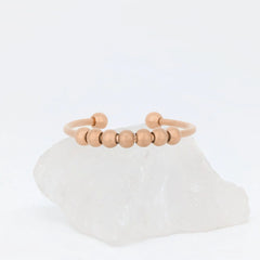 Roségouden Bead anxiety ring van stainless steel met zachte satijnglans en ronde kralen – Luminora