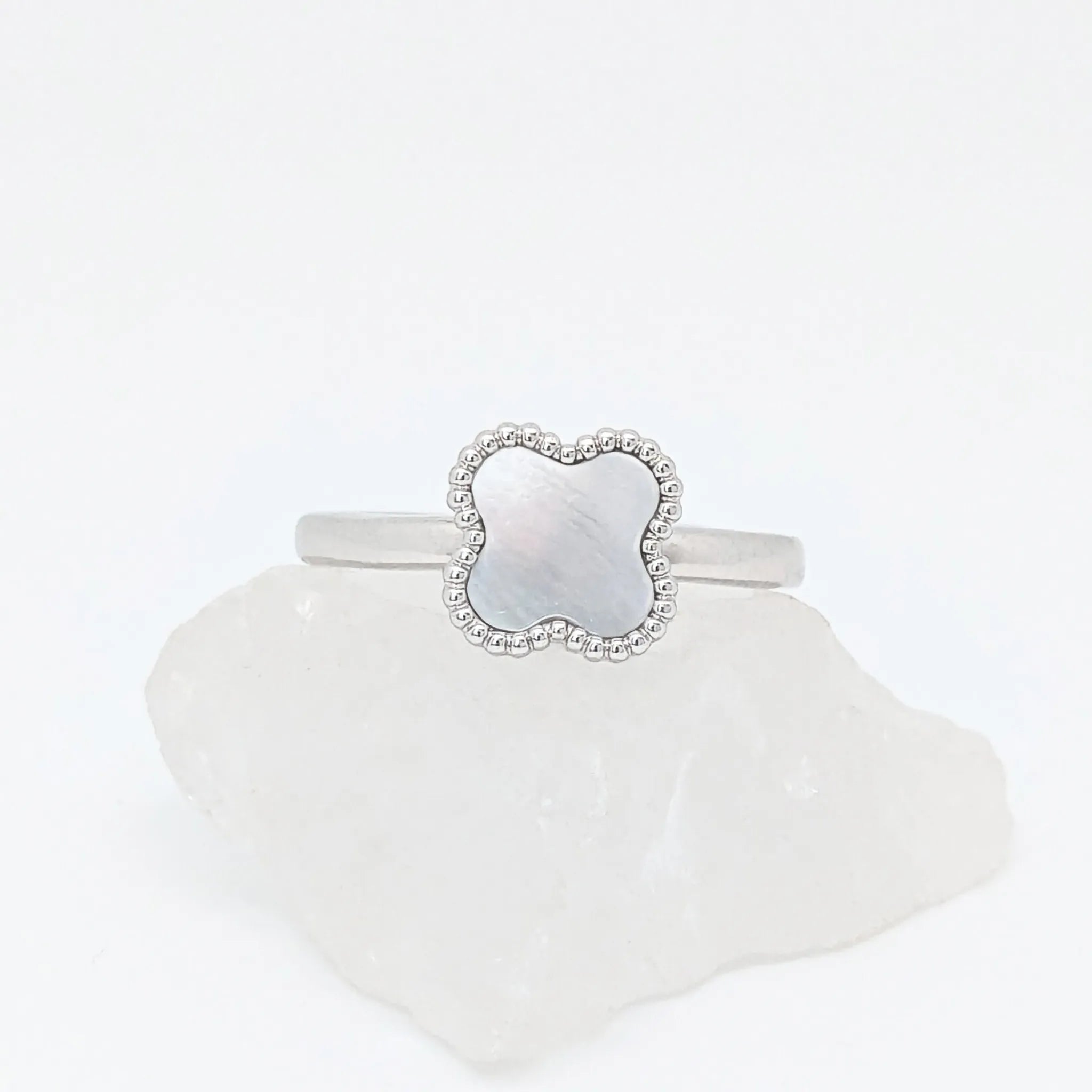 Zilveren Clover anxiety ring van stainless steel met glanzende parelmoersteen – Luminora