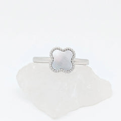 Zilveren Clover anxiety ring van stainless steel met glanzende parelmoersteen – Luminora