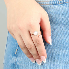 Roségouden Opal anxiety ring met zachte glans en opaalsteen, gedragen bij jeans – ring die kalmte en zelfvertrouwen bevordert