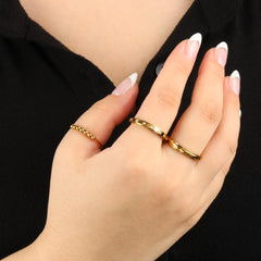 Dawn Bundel anxiety ringen in goud met Raya, Amara en Bead designs gedragen bij zwarte blouse – Luminora