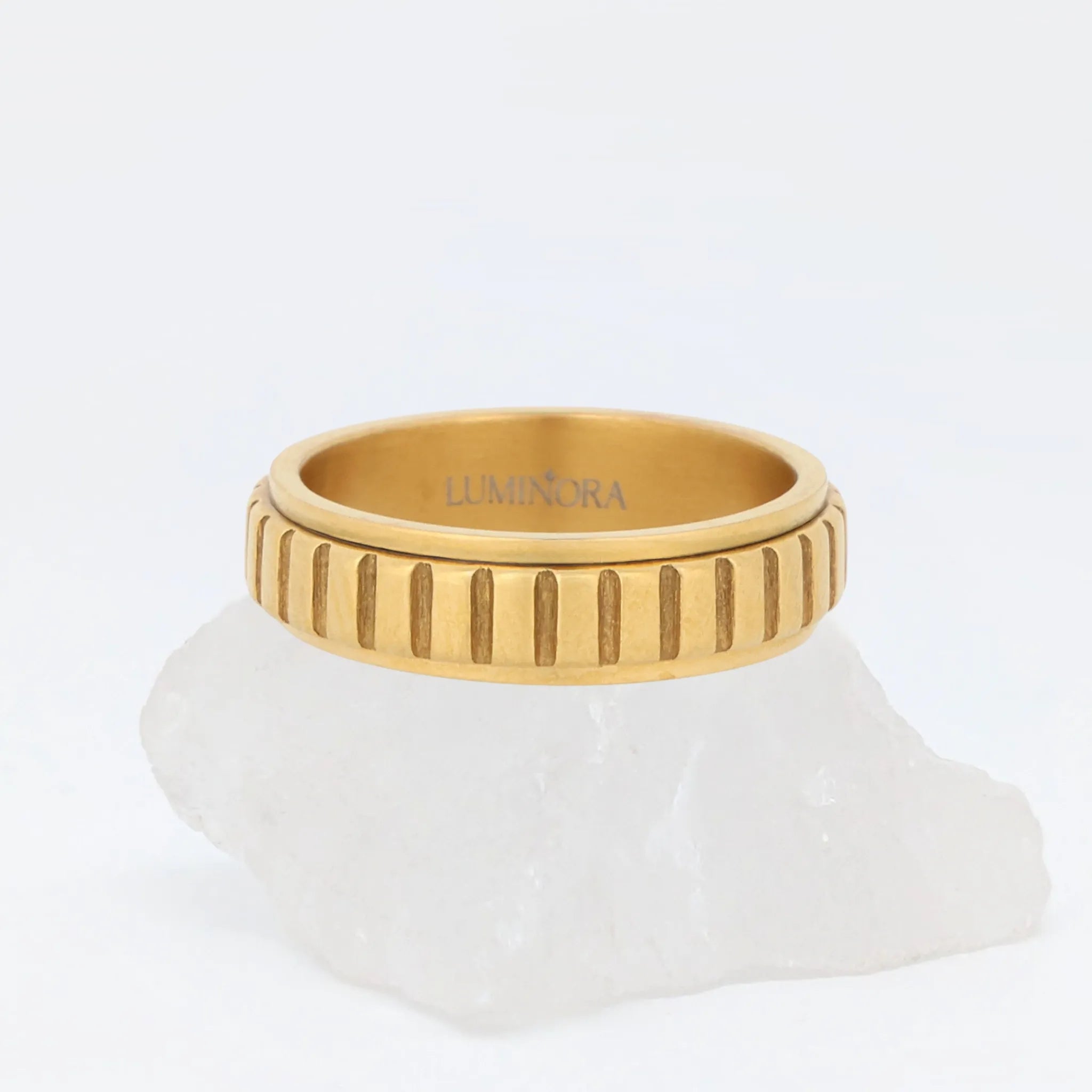 Gouden Arden anxiety ring met verticale ribstructuur – stijlvol en rustgevend – Luminora
