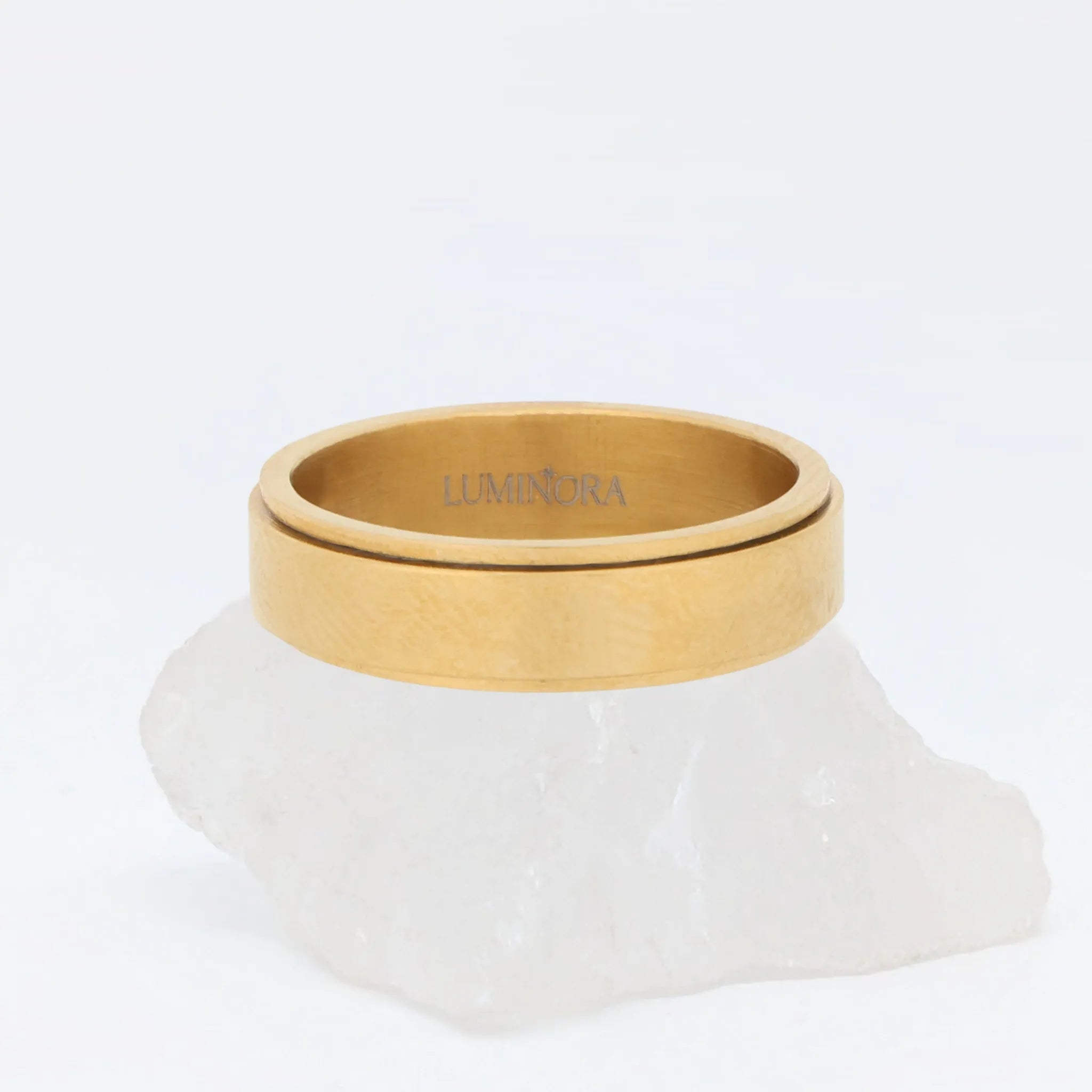 Gouden Aura anxiety ring op witte steen – tijdloos en rustgevend