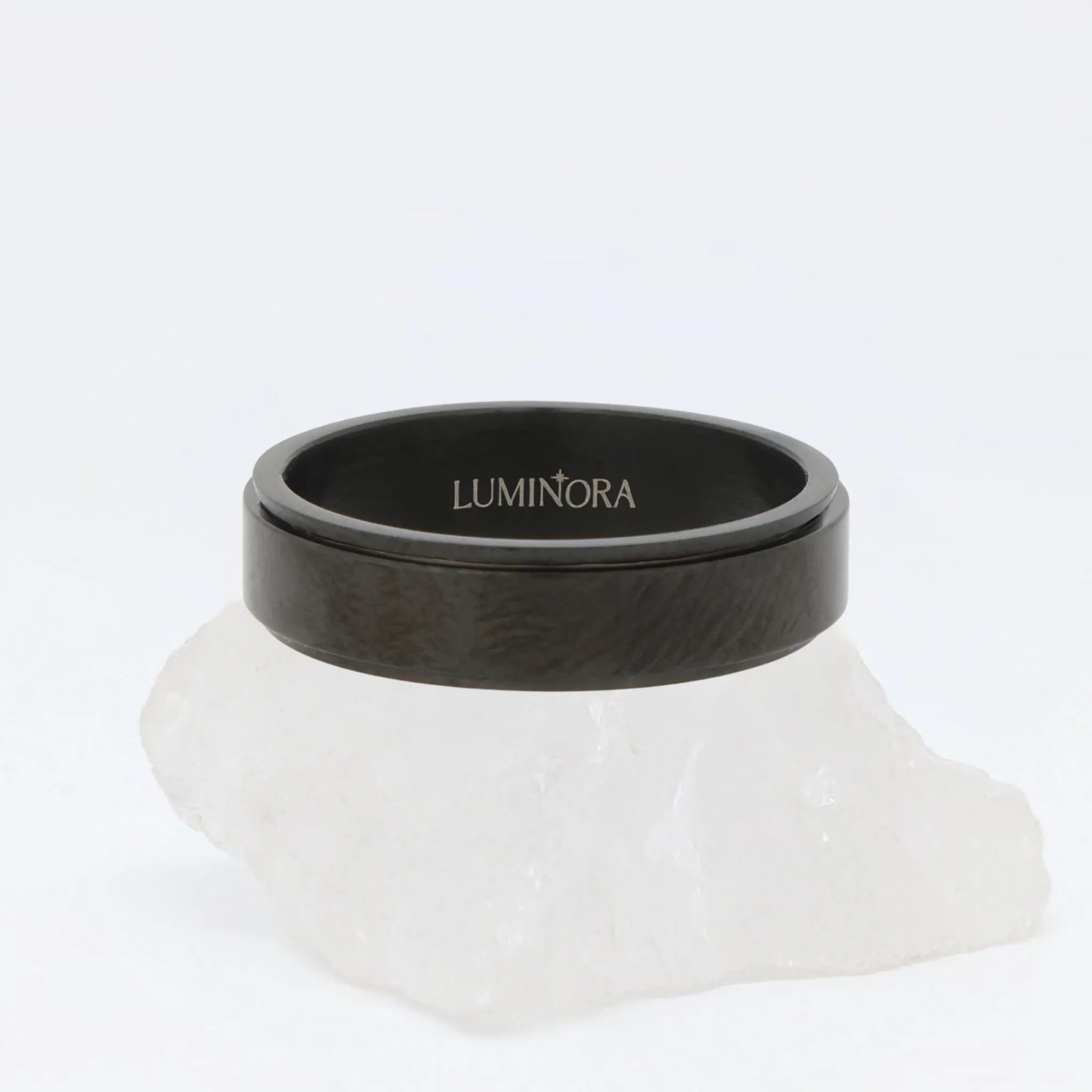 Zwarte Aura stress ring op witte steen – mat en unisex