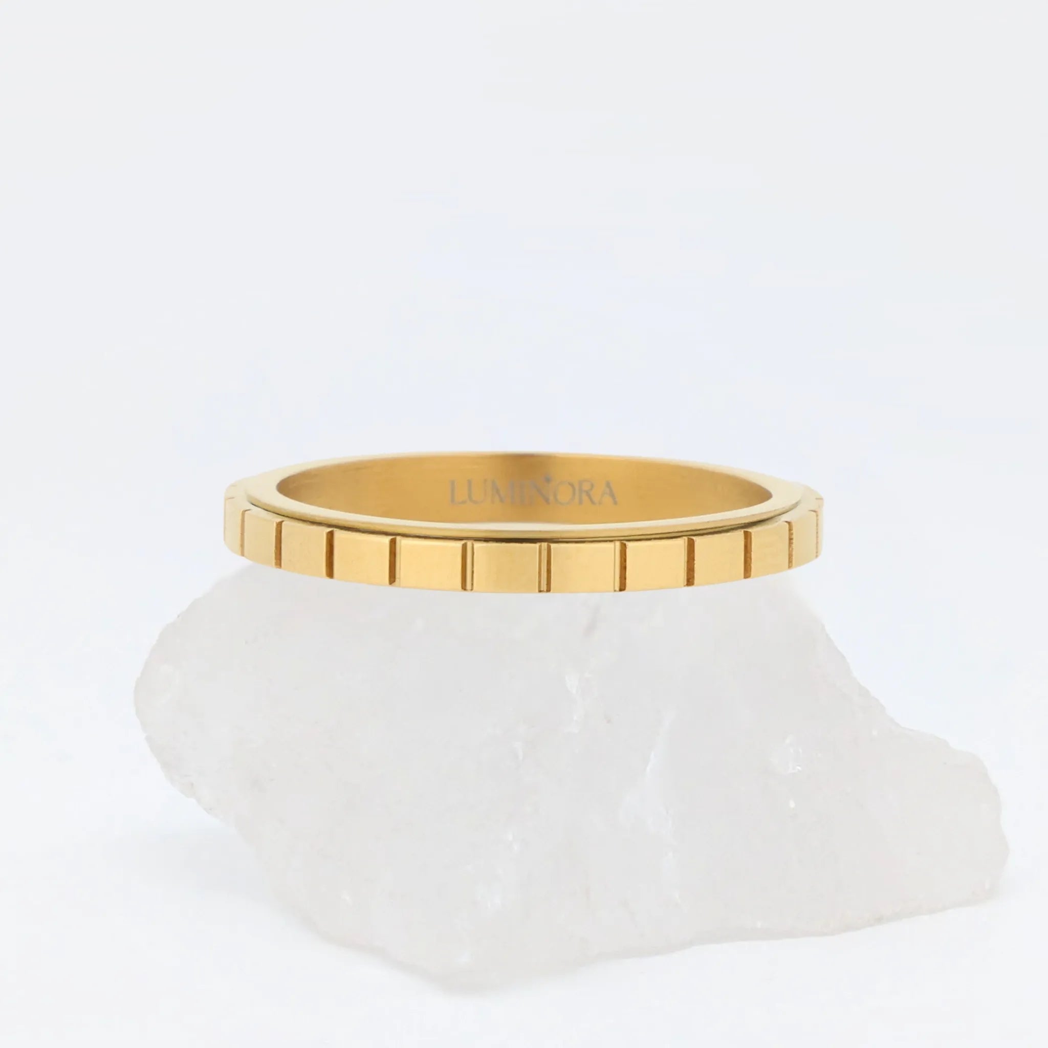 Gouden Axis anxiety ring met strak groevenpatroon – elegant en rustgevend – Luminora