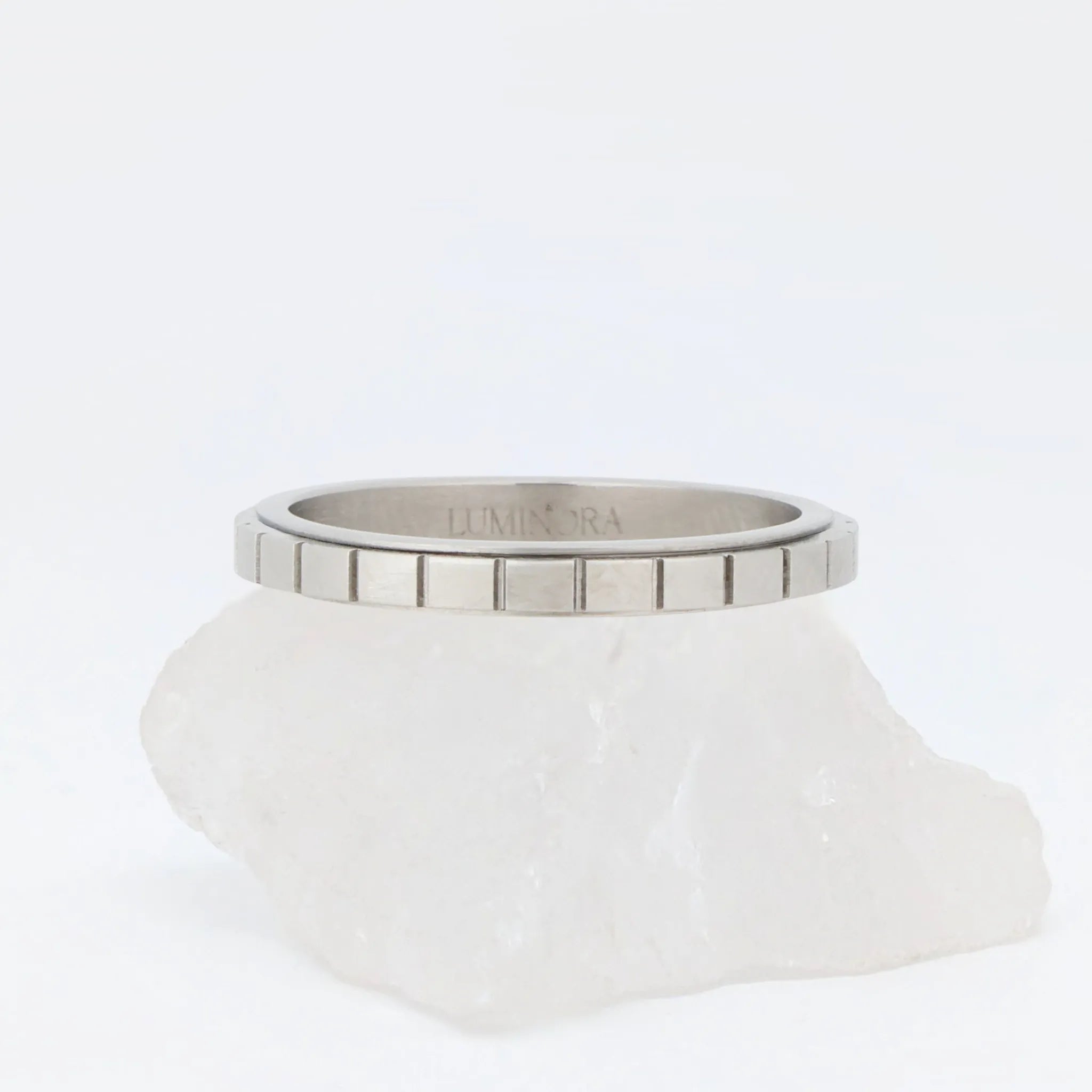 Axis fidget ring in zilver met strak groevenpatroon – stijlvolle stressverlichting – Luminora