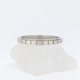 Axis fidget ring in zilver met strak groevenpatroon – stijlvolle stressverlichting – Luminora