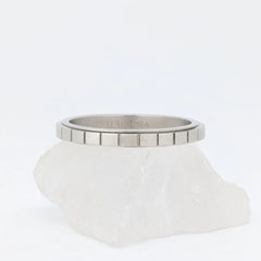 Axis fidget ring in zilver met strak groevenpatroon – stijlvolle stressverlichting – Luminora