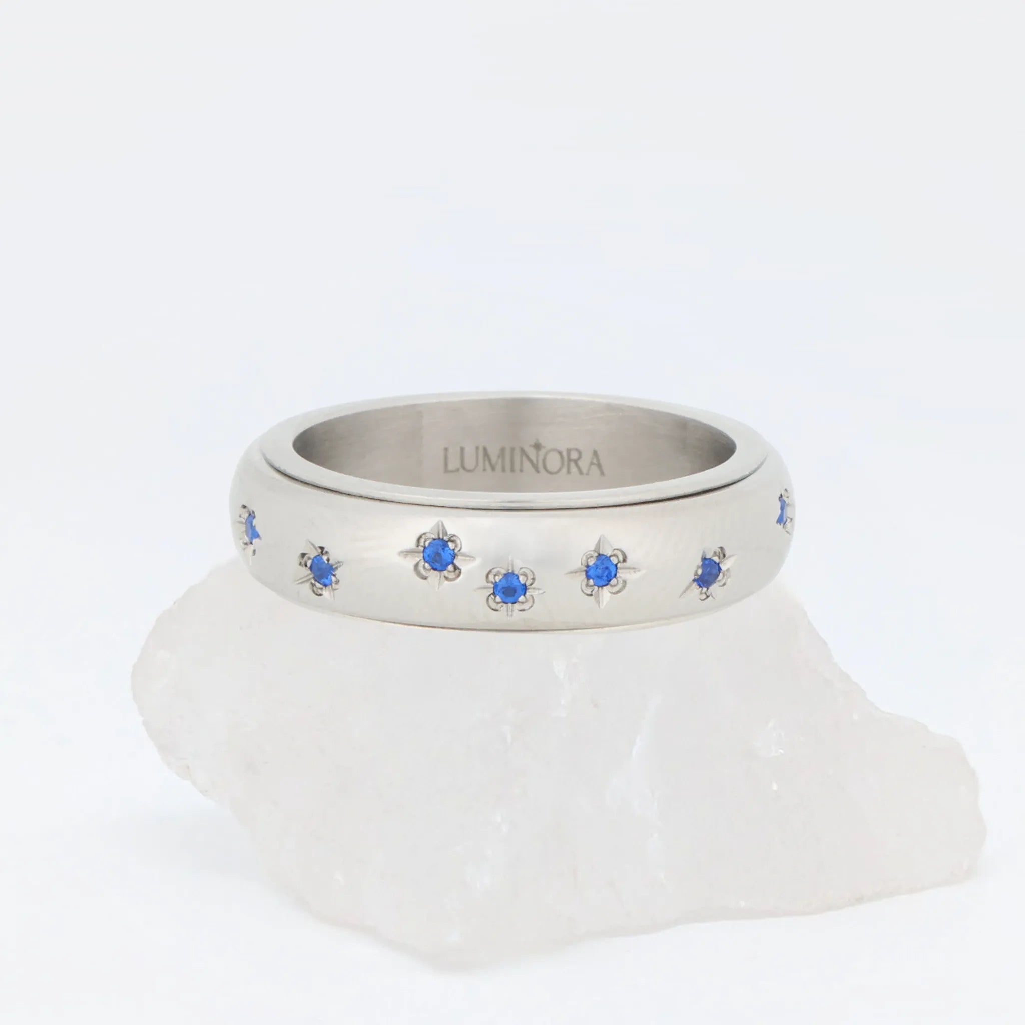 Azura fidget ring van edelstaal met glanzende afwerking, bloemgravure en helderblauwe stenen – Luminora