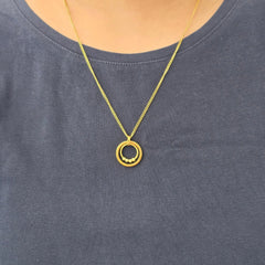 Gouden Bead Ketting van RVS met beweegbare kralen gedragen om de hals bij een blauw shirt – stijlvolle anxiety ketting voor dagelijks gebruik.