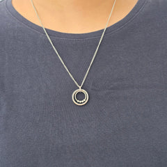 Zilveren Bead Ketting van RVS met beweegbare kralen gedragen om de hals bij een blauw shirt – subtiele fidget ketting voor dagelijks gebruik.