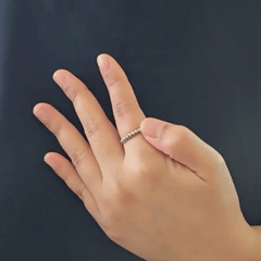 Bewegende animatie van de Classic Bead fidget ring die toont hoe de losse kralen soepel 360 graden rond de band draaien.