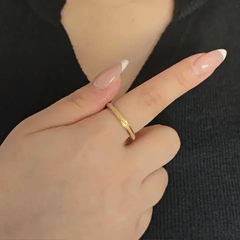 Bewegend beeld van de gouden Astra fidget ring die de vlotte en geruisloze rotatie van het elegante design toont.