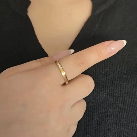 Korte animatie van de roterende gouden Elara fidget ring, speciaal ontworpen om stress te verminderen door de soepele draaibeweging.