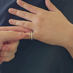 Bewegende animatie van de zilveren Neo fidget ring die laat zien hoe de middelste ring met glinsterende steentjes soepel ronddraait.