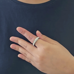 Bewegende animatie van de Perla fidget ring die laat zien hoe de rand met glanzende parels soepel ronddraait.