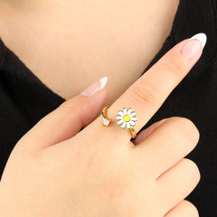 Daisy anxiety ring in goud bij zwart shirt voor rust en focus