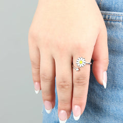 Daisy anxiety ring in zilver gedragen op hand met spijkerbroek