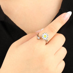 Daisy anxiety ring in zilver bij zwart shirt voor rust en focus