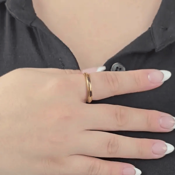 Animatie van draaiende gouden Amara fidget ring met golvend patroon – Luminora