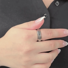 Animatie van draaiende Arden fidget ring in zilver met verticale ribbels – Luminora