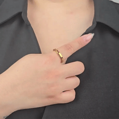 Animatie van draaiende zilveren Axis fidget ring met strak groevenpatroon – Luminora