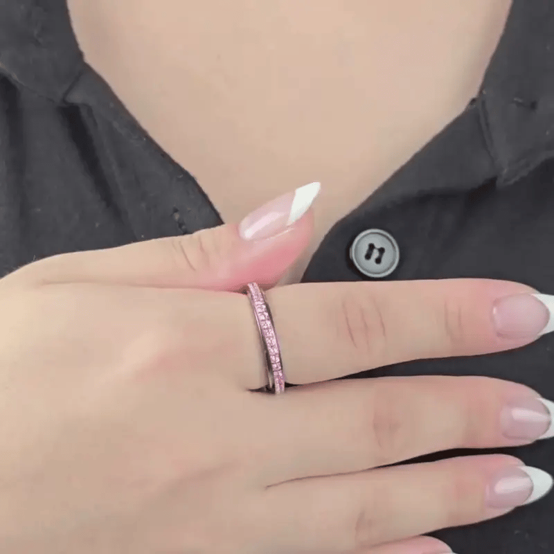 Animatie van draaiende Elina fidget ring met glanzende roze edelstenen – Luminora