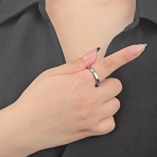 Animatie van draaiende zilveren Essence fidget ring met strak minimalistisch design – Luminora