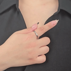 Animatie van draaiende zilveren Grace fidget ring met gehamerd reliëf – Luminora