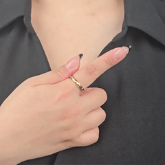 Animatie van draaiende gouden Hexa fidget ring met zeshoekmotief voor stressverlichting – Luminora