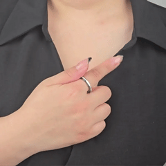 Animatie van draaiende zilveren Ivory fidget ring met strakke witte lijn – Luminora