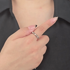 Animatie van zilveren Ivy Bead fidget ring met soepel bewegende geribbelde kralen – Luminora