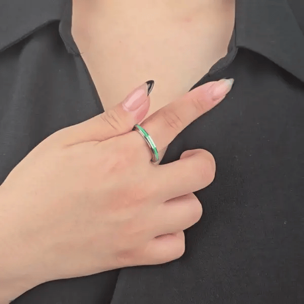 Animatie van draaiende Jade fidget ring in zilver met groene lijn – Luminora