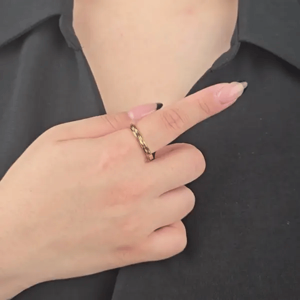 Animatie van draaiende zilveren Lila fidget ring met glanzende stergravure – Luminora