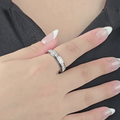 Animatie van draaiende zilveren Liora fidget ring met stralende steentjes – Luminora