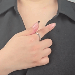 Animatie van draaiende zilveren Lumen fidget ring met glanzend piramidepatroon – Luminora