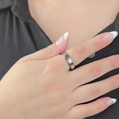 Animatie van draaiende Ruby fidget ring met glanzende rode rechthoekige edelstenen – Luminora