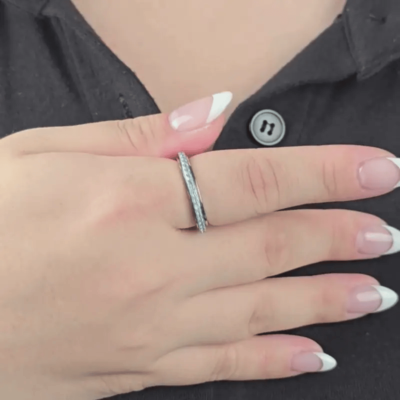 Animatie van draaiende Sora fidget ring met glanzende lichtblauwe edelstenen – Luminora