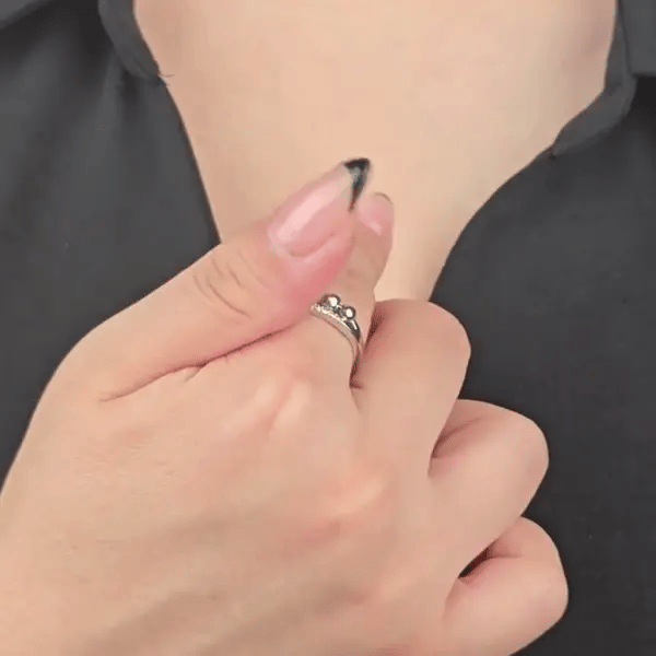 Animatie van draaiende Tranquility fidget ring in zilverkleur met glanzende steentjes – Luminora