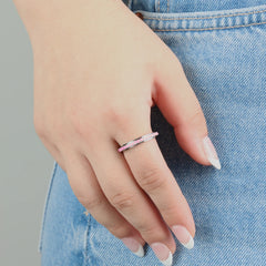 Close-up van Elina anxiety ring met zilvertoon afwerking en pastelroze kristallen – Luminora