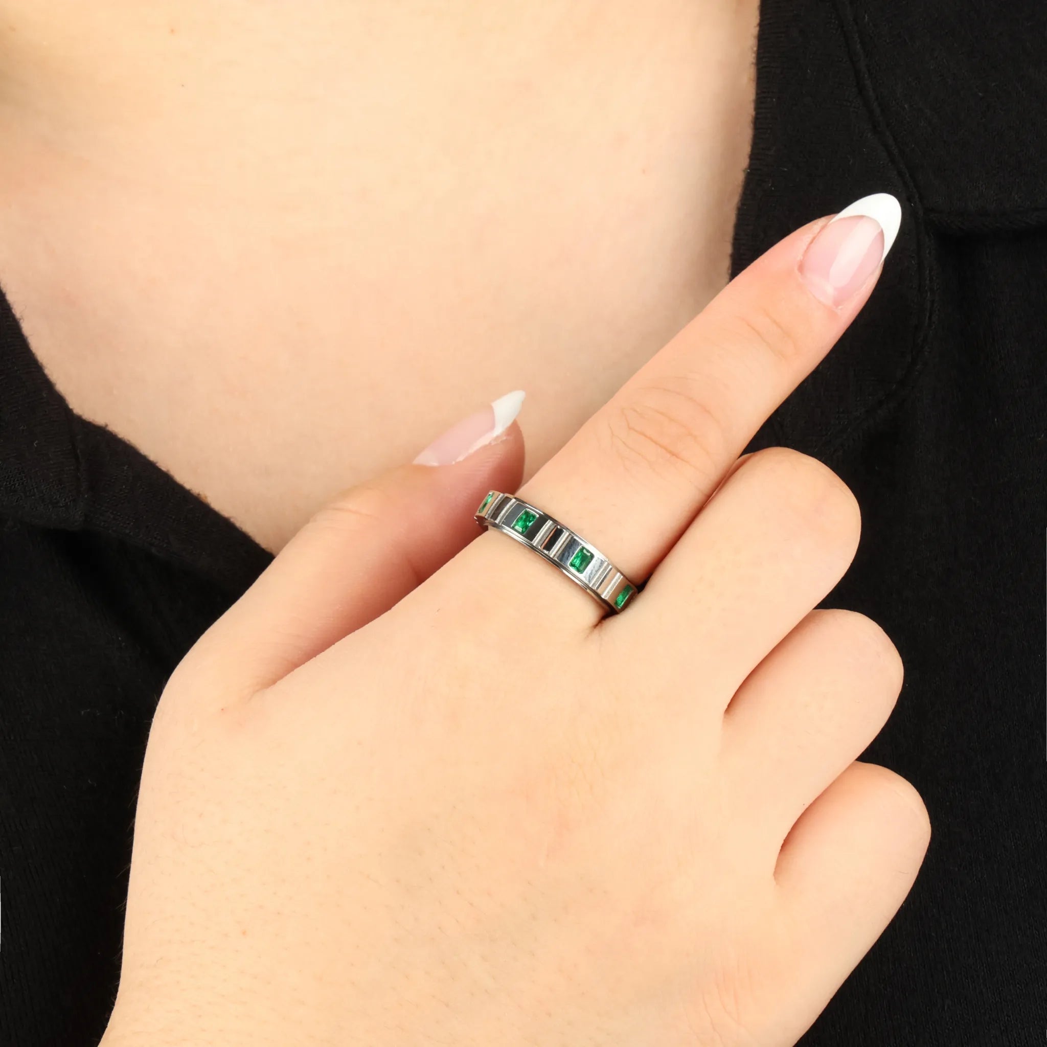 Emerald stress ring met facetgeslepen groene kristallen in edelstaal – Luminora