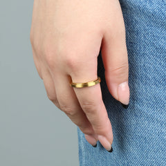 Gouden Essence stress ring met dun minimalistisch ontwerp bij spijkerbroek – Luminora