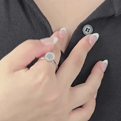 Animatie van Clover fidget ring waarbij de ring langzaam ronddraait en de klaversteen schittert