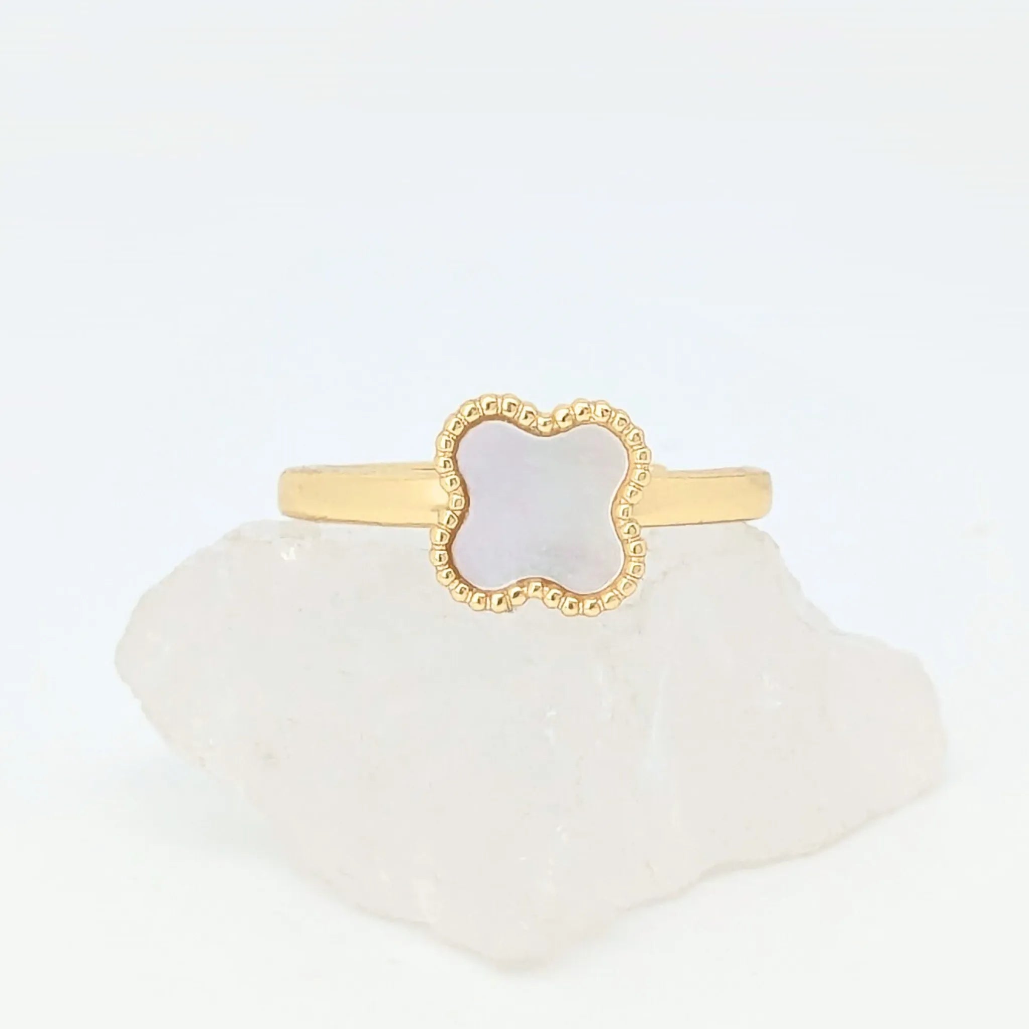 Gouden Clover fidget ring van stainless steel met parelmoer klaversteen op witte steen – Luminora