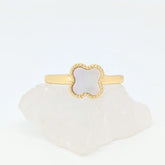 Gouden Clover fidget ring van stainless steel met parelmoer klaversteen op witte steen – Luminora