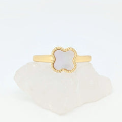 Gouden Clover fidget ring van stainless steel met parelmoer klaversteen op witte steen – Luminora